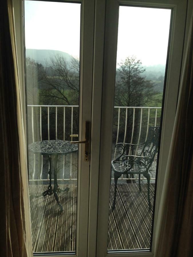 Llanwenarth Hotel And Riverside Restaurant Abergavenny Ngoại thất bức ảnh